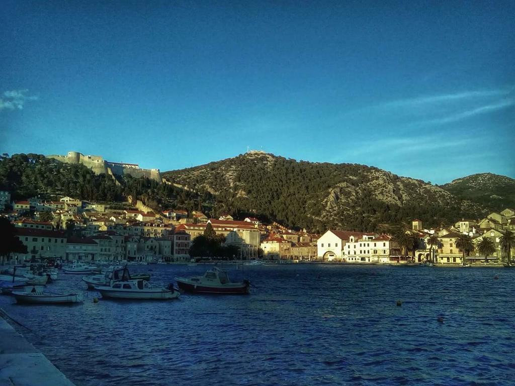 Apartments Luci Hvar Town Luaran gambar